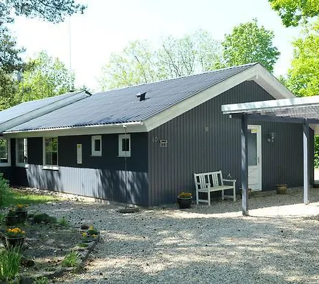 Three-bedroom Holiday In 1